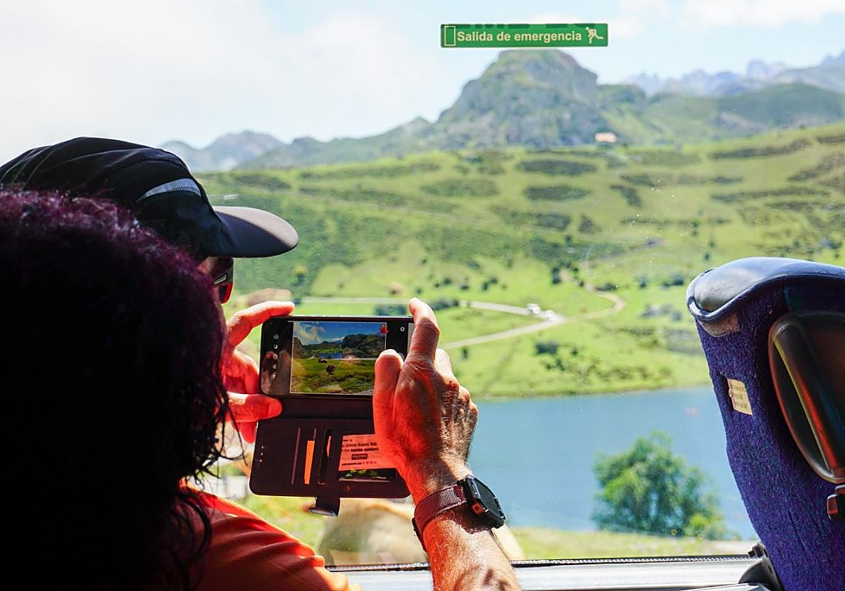 Los viajeros aprovechan el trayecto en bus para fotografiar el paisaje.