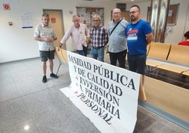 Representantes vecinales en el inicio del encierro en el hospital Valle del Nalón.