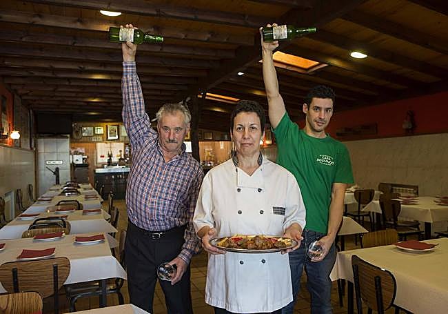 Jesús García Castiello y Carmen Lavandera con su hijo José Angel.