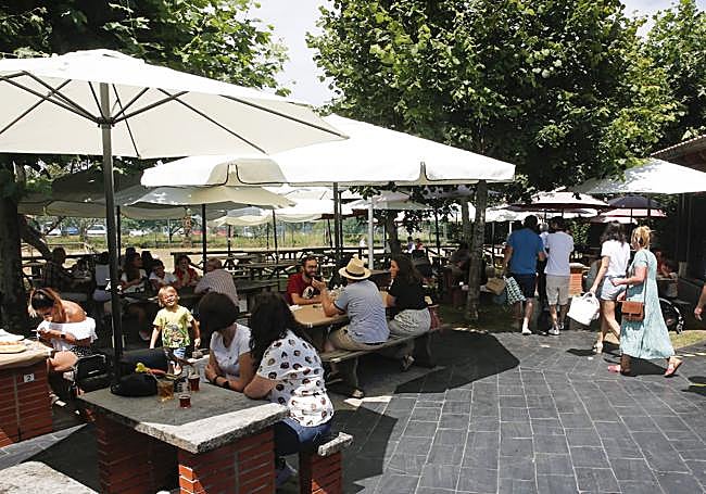 Merendero de El Cruce, en una soleada jornada.