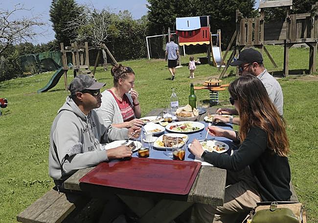 Algunos turistas disfrutando de una comida al aire libre en El Mancu.