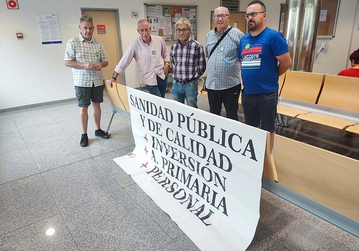 Los representantes ciudadanos, ayer, durante el encierro.