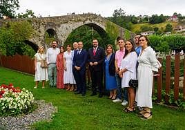 Blanca Bueno, Pablo Palacios, Manuela González, Mónica Gutiérrez, Severino Asprón, José Manuel González Castro, Adrián Barbón, Gimena Llamedo, Agustín García, Lorena Allende, Ramón Sierra y Salomé García, ayer junto al Puente Romano de Cangas de Onís.
