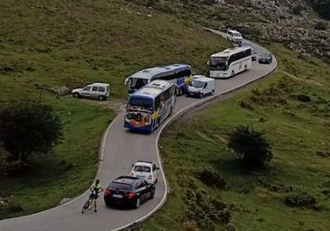 El Principado decreta el cierre total de la carretera a los Lagos para coches y autocaravanas