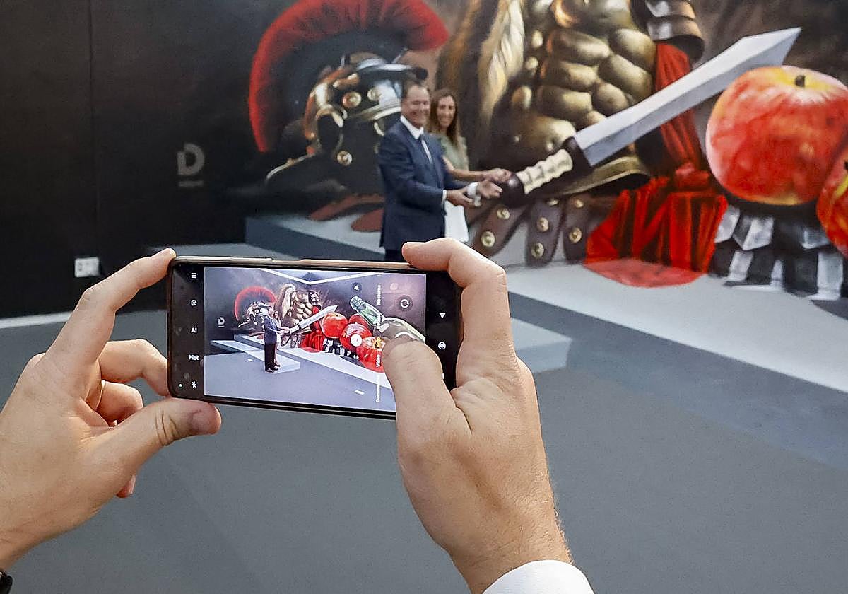 Félix Baragaño y Ángela Pumariega prueban la experiencia de la realidad inmersiva en el estand del Ayuntamiento.