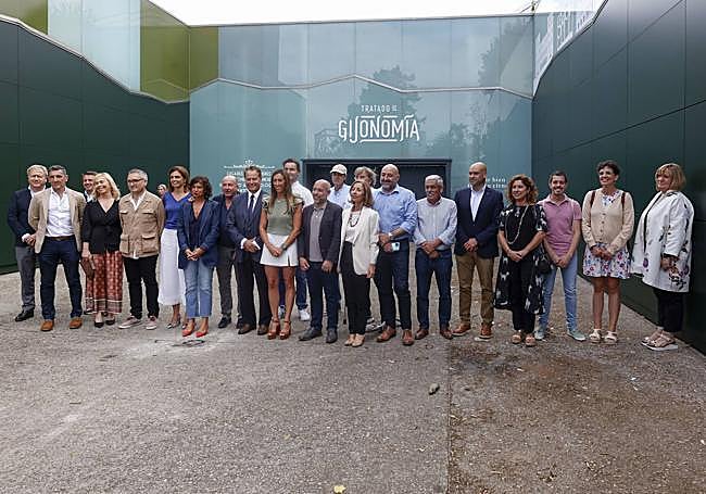 Los miembros de la Corporación y representantes del mundo empresarial.