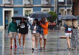 Fuerte viento y lluvias, este miércoles en Avilés.