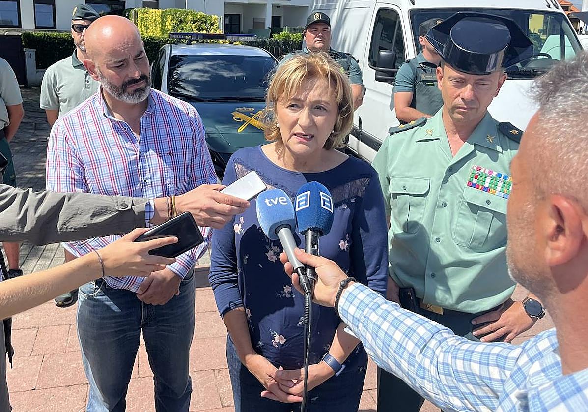 Delia Losa atiende a los medios la presentación del plan de seguridad para el Descenso del Sella.