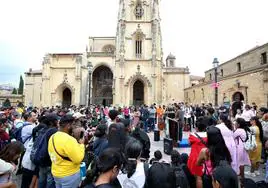 Dos centenares de peregrinos de la India, a los pies de la Catedral de Oviedo.