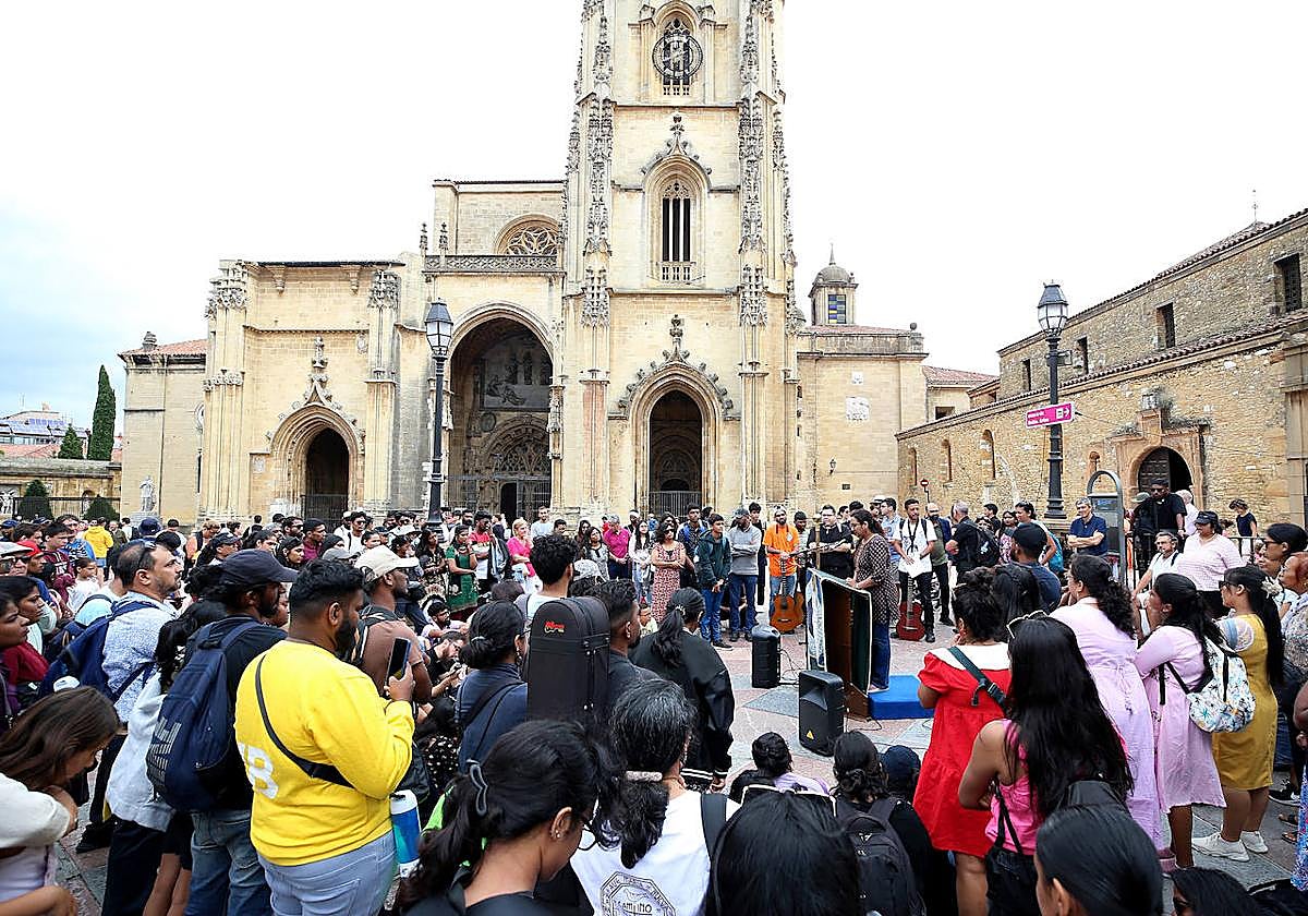 Dos centenares de peregrinos de la India, a los pies de la Catedral de Oviedo.