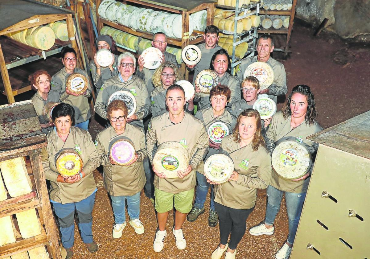 Los queseros de la DOP. Delante, de izquierda a derecha, Mari Carmen Concha (La Torre), Covadonga Fernández (Gumartini), Ángel Sánchez (Vega de Ario), Mónica Suárez (La Desña), Laura Zapico (Vega Ceñal) y Susana Martínez (Priédamu). Atrás, en el mismo sentido, Menchu María Remis (La Corona), Natalia Valle (El Recuestu), Beatriz Rodríguez (El Coz - La Casa Vieya), Alberto Álvarez (Demués), Benjamín Fernández (Finca la Prunal), Hortensia Toriello (Toriello), José Luis Alonso (Uberdón), Graciela Valle (L'Arbeyal),Susana Concha (La Casina de Cebia) y José Manuel Blanco(d'Onao).