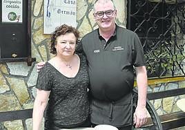 José Antonio y María Isabel, en su local.