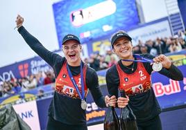 Tania Moreno se abraza a la gijonesa Daniela Álvarez celebran la medalla de plata.