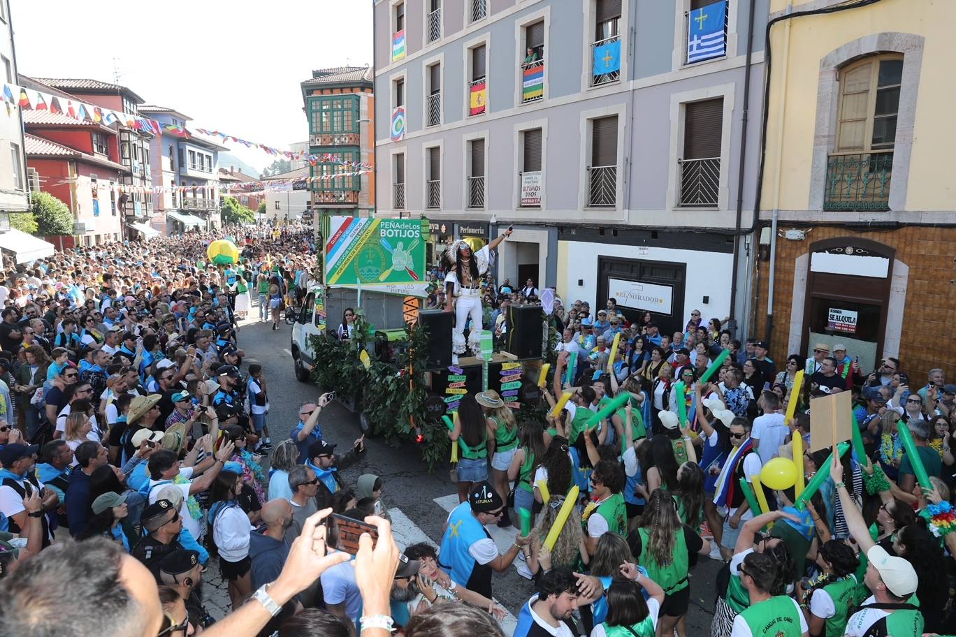 La folixa rebosa por las calles de Arriondas