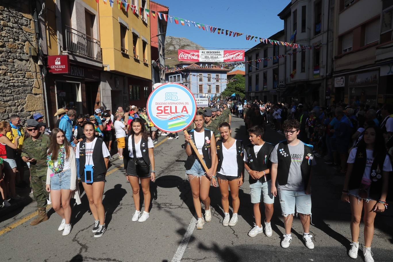 La folixa rebosa por las calles de Arriondas