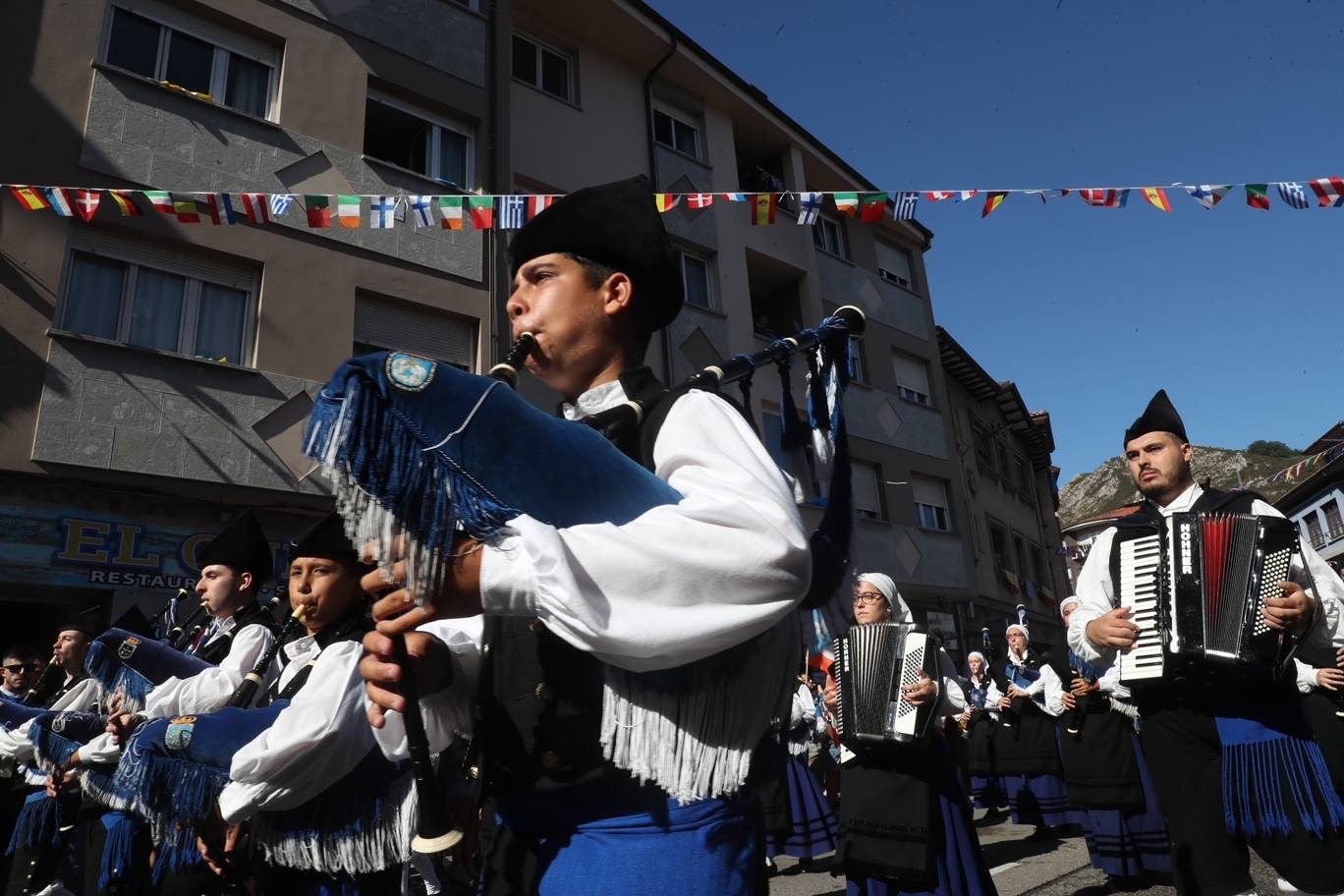 La folixa rebosa por las calles de Arriondas