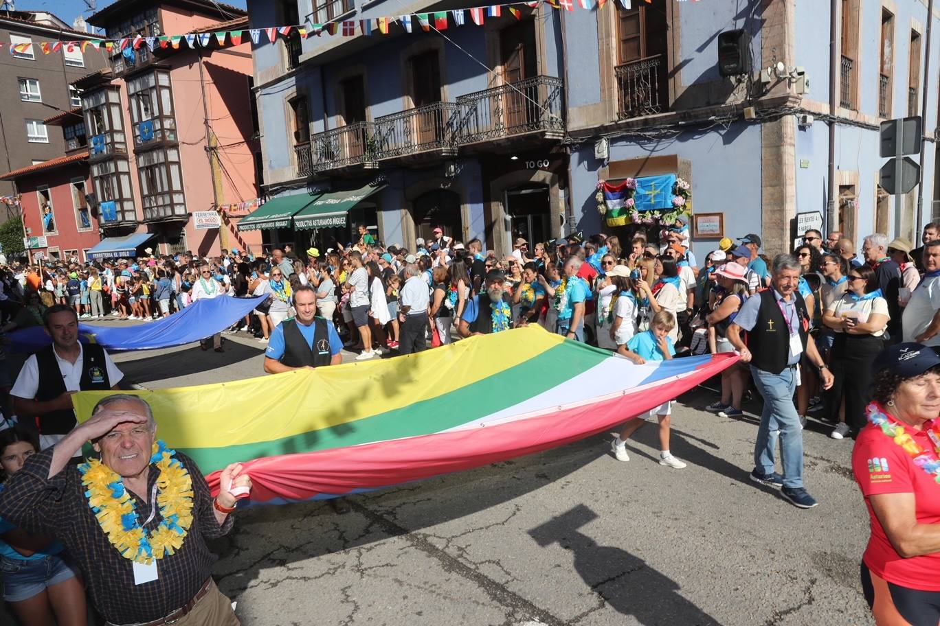 La folixa rebosa por las calles de Arriondas