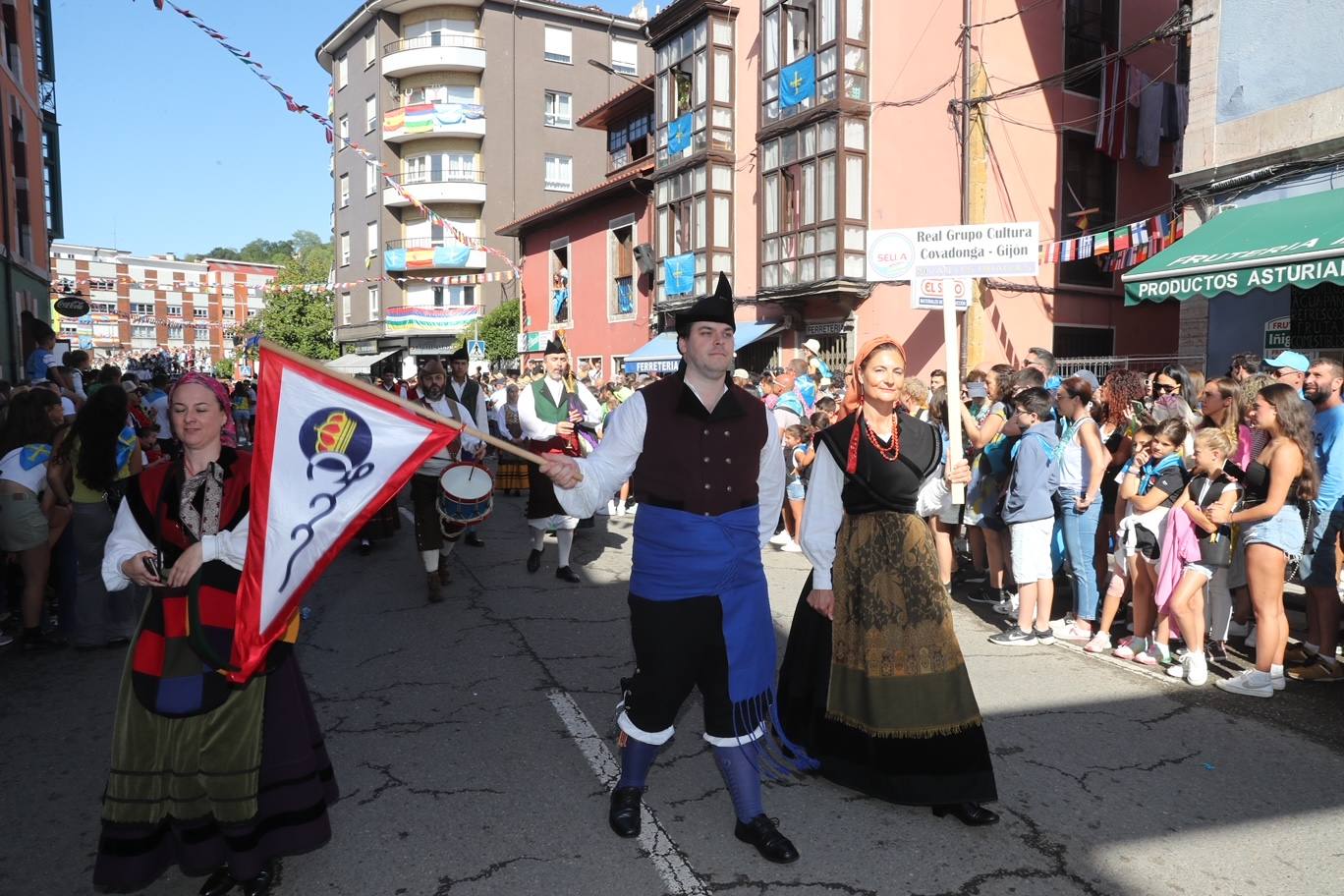 La folixa rebosa por las calles de Arriondas