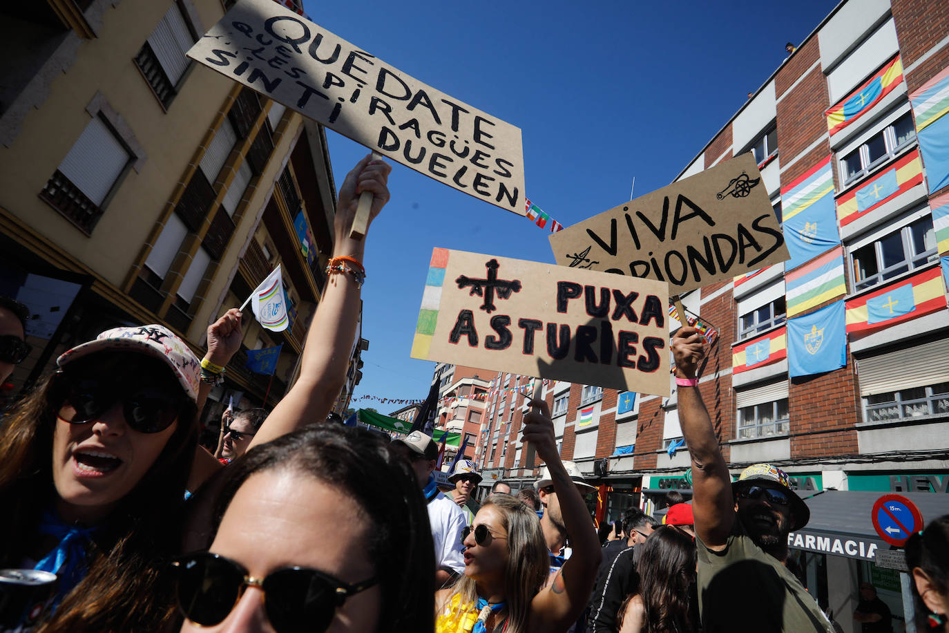 La folixa rebosa por las calles de Arriondas