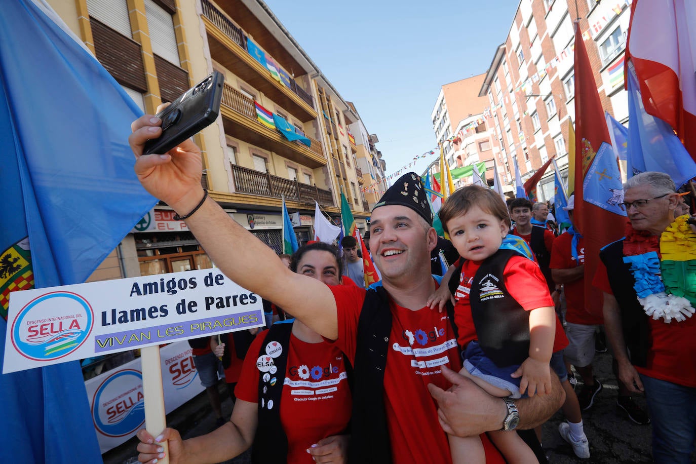 La folixa rebosa por las calles de Arriondas