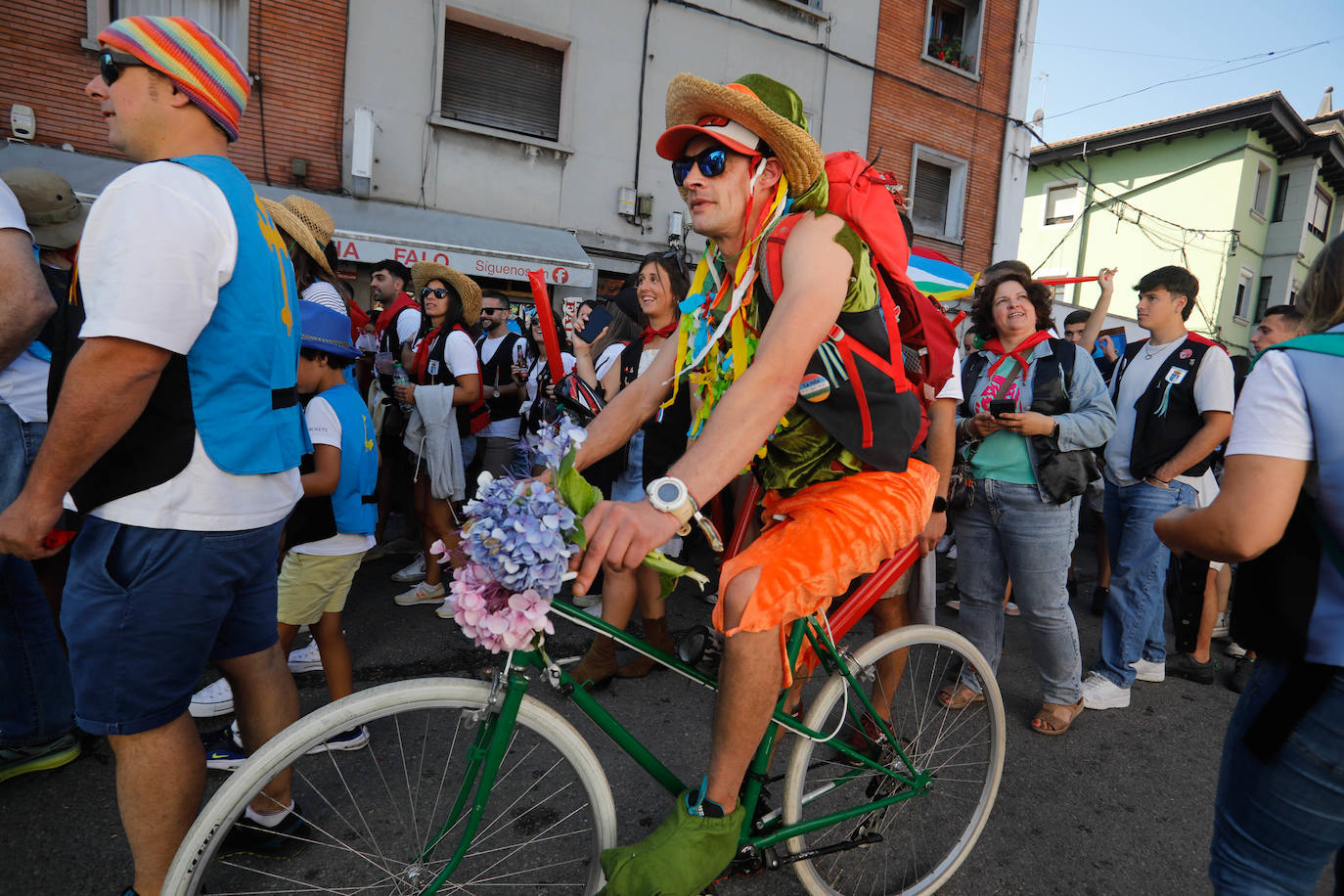 La folixa rebosa por las calles de Arriondas