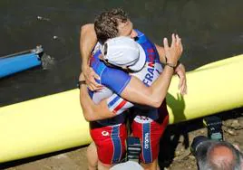 Jeremy Candy y Quentin Urban, ganadores en el Sella, se abrazan tras la carrera.