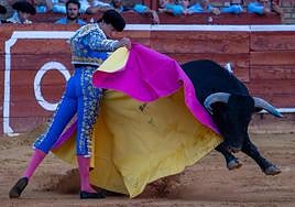El torero peruano Roca Rey durante su faena en la plaza de toros de Huelva el pasado 3 de agosto.