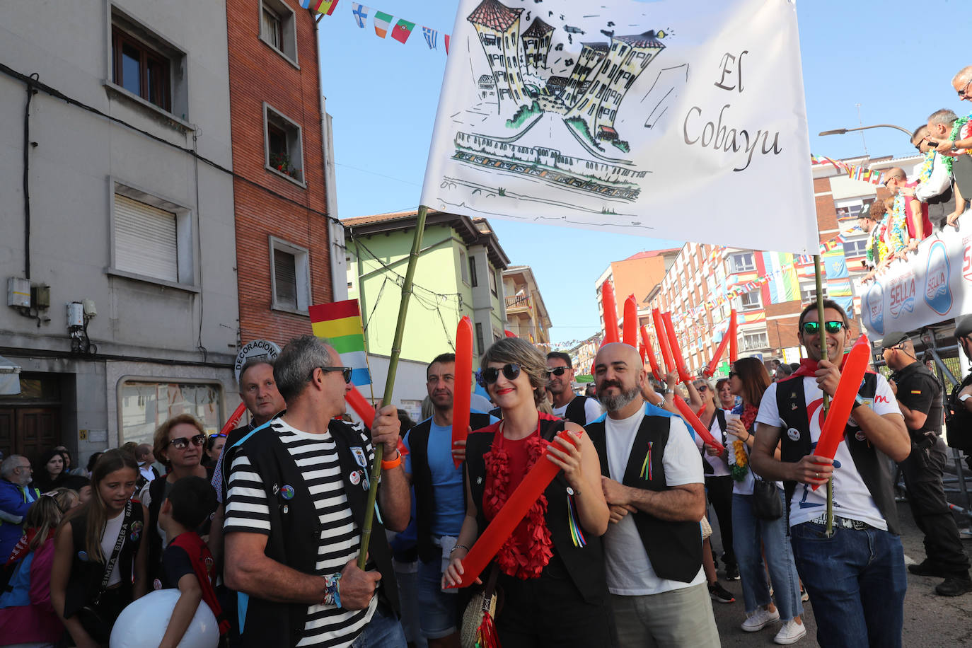 La folixa rebosa por las calles de Arriondas