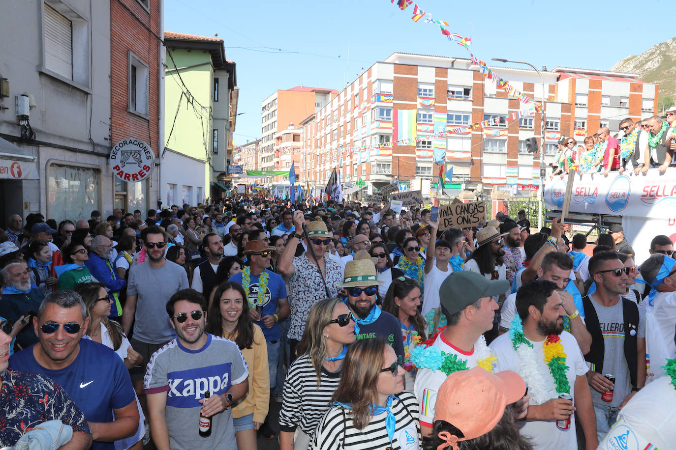 La folixa rebosa por las calles de Arriondas