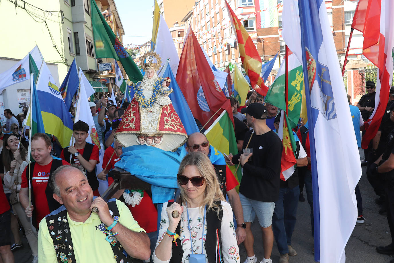 La folixa rebosa por las calles de Arriondas