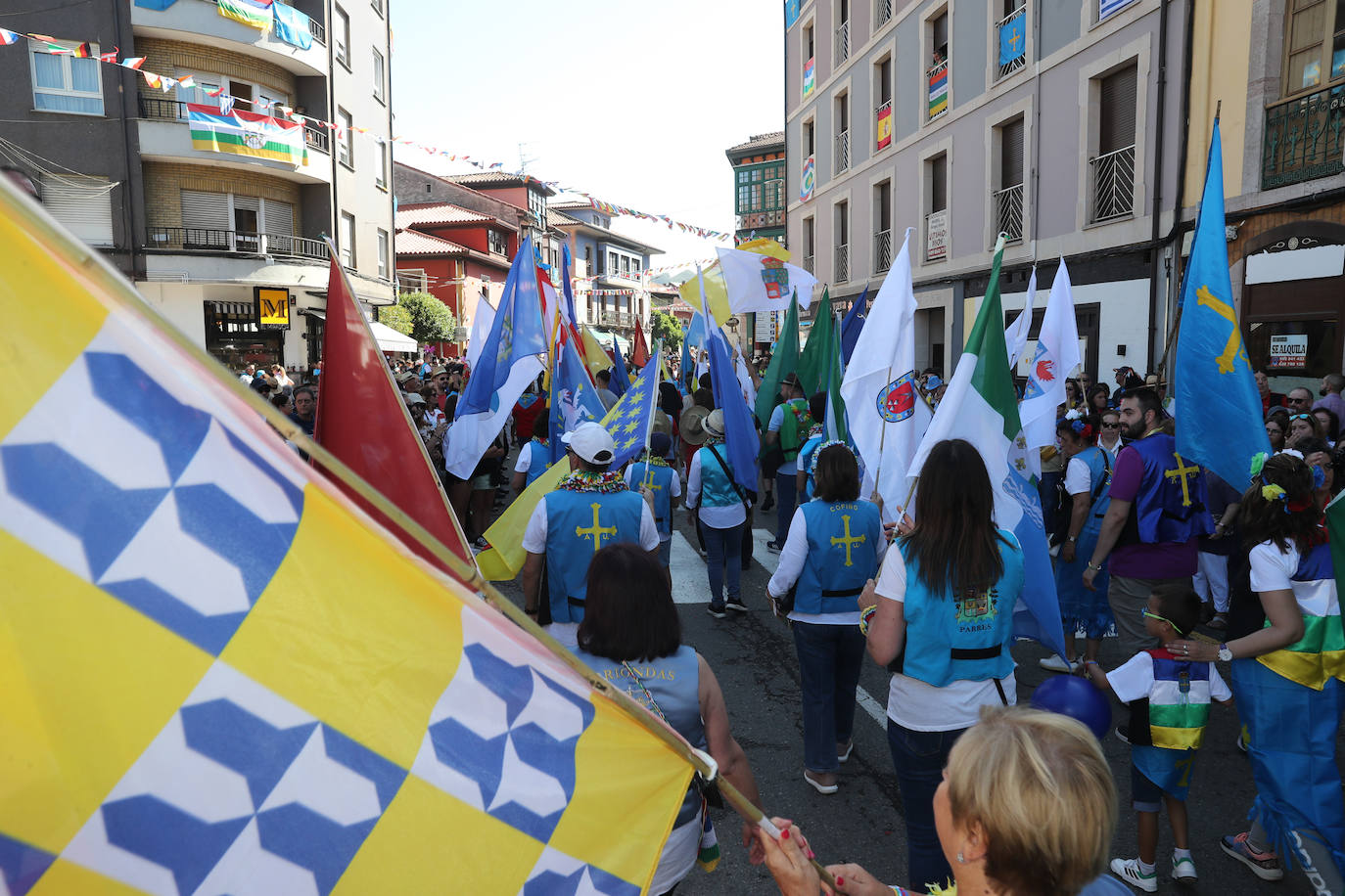 La folixa rebosa por las calles de Arriondas