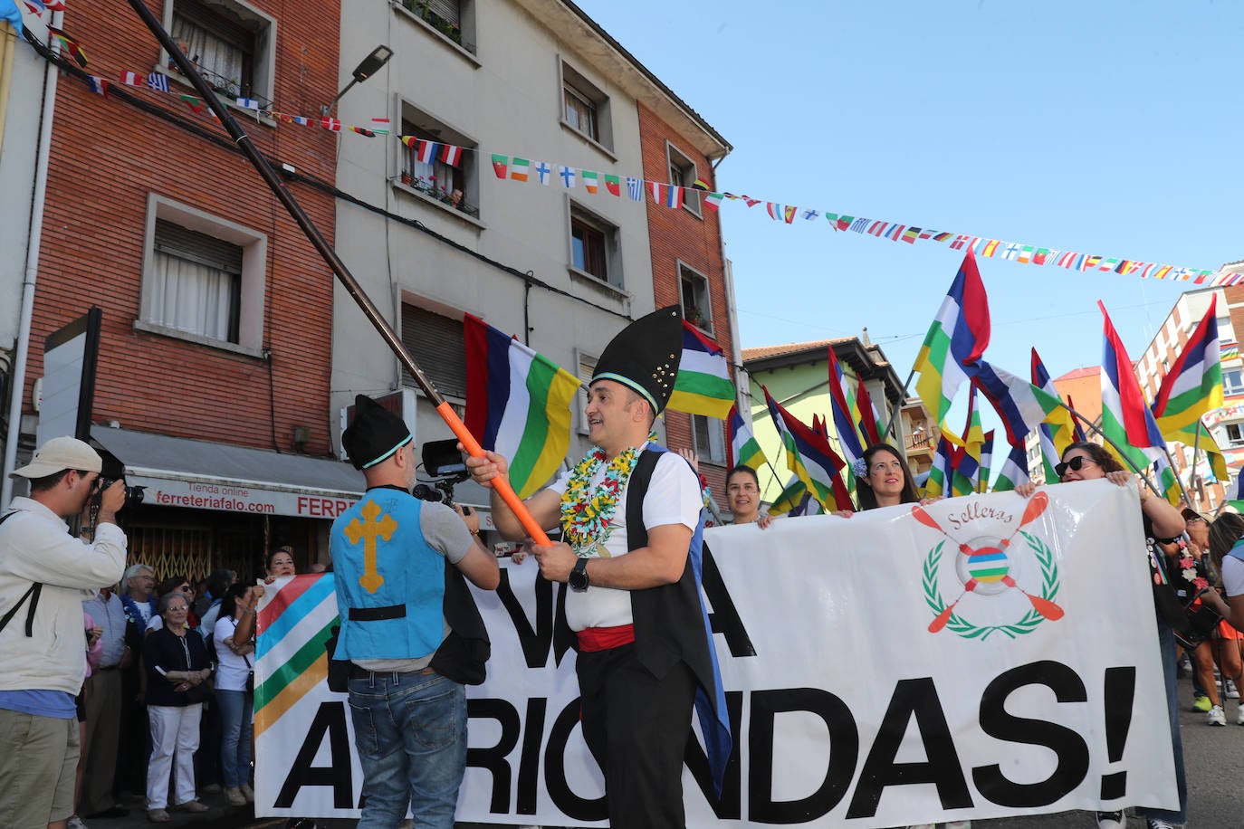 La folixa rebosa por las calles de Arriondas