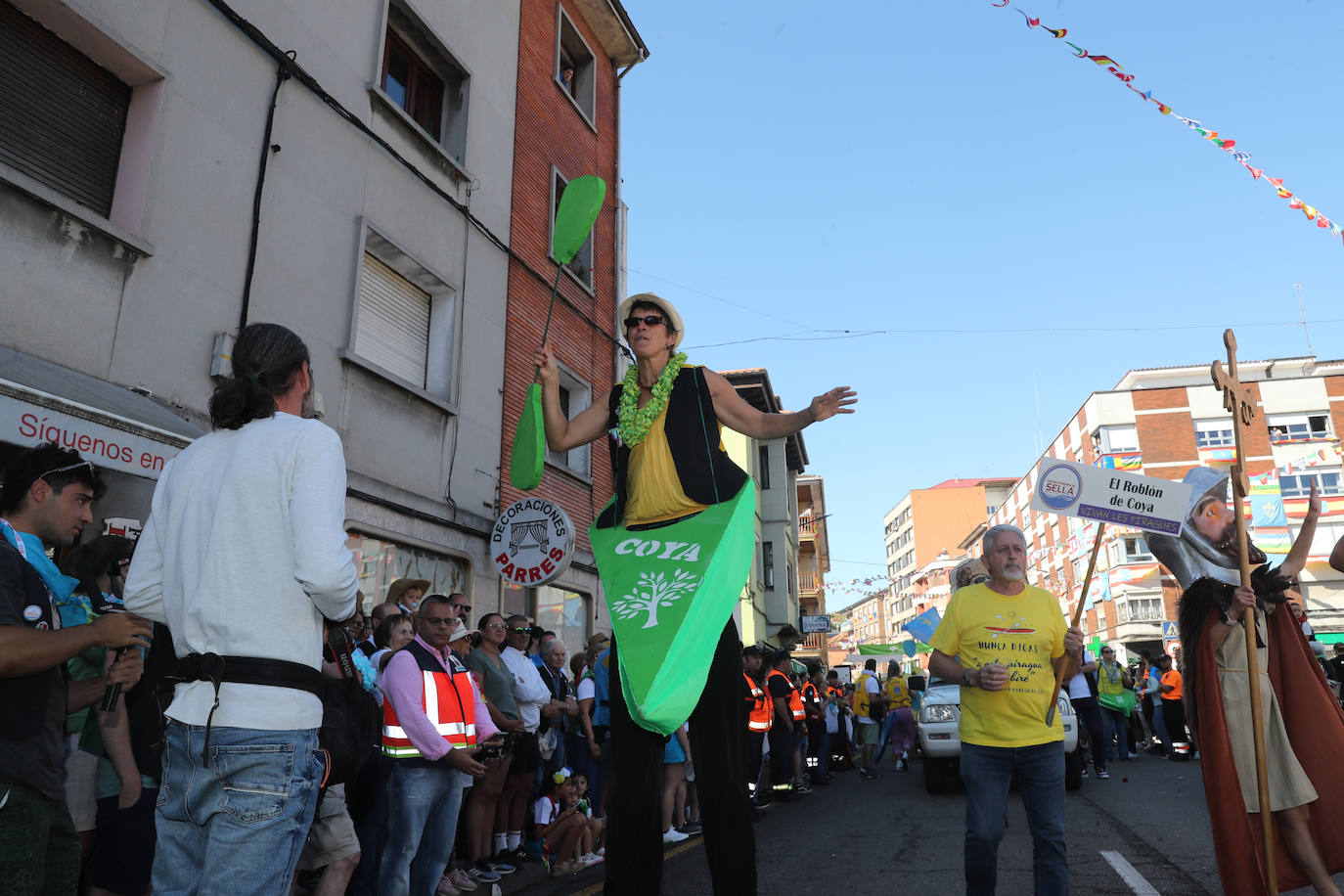 La folixa rebosa por las calles de Arriondas