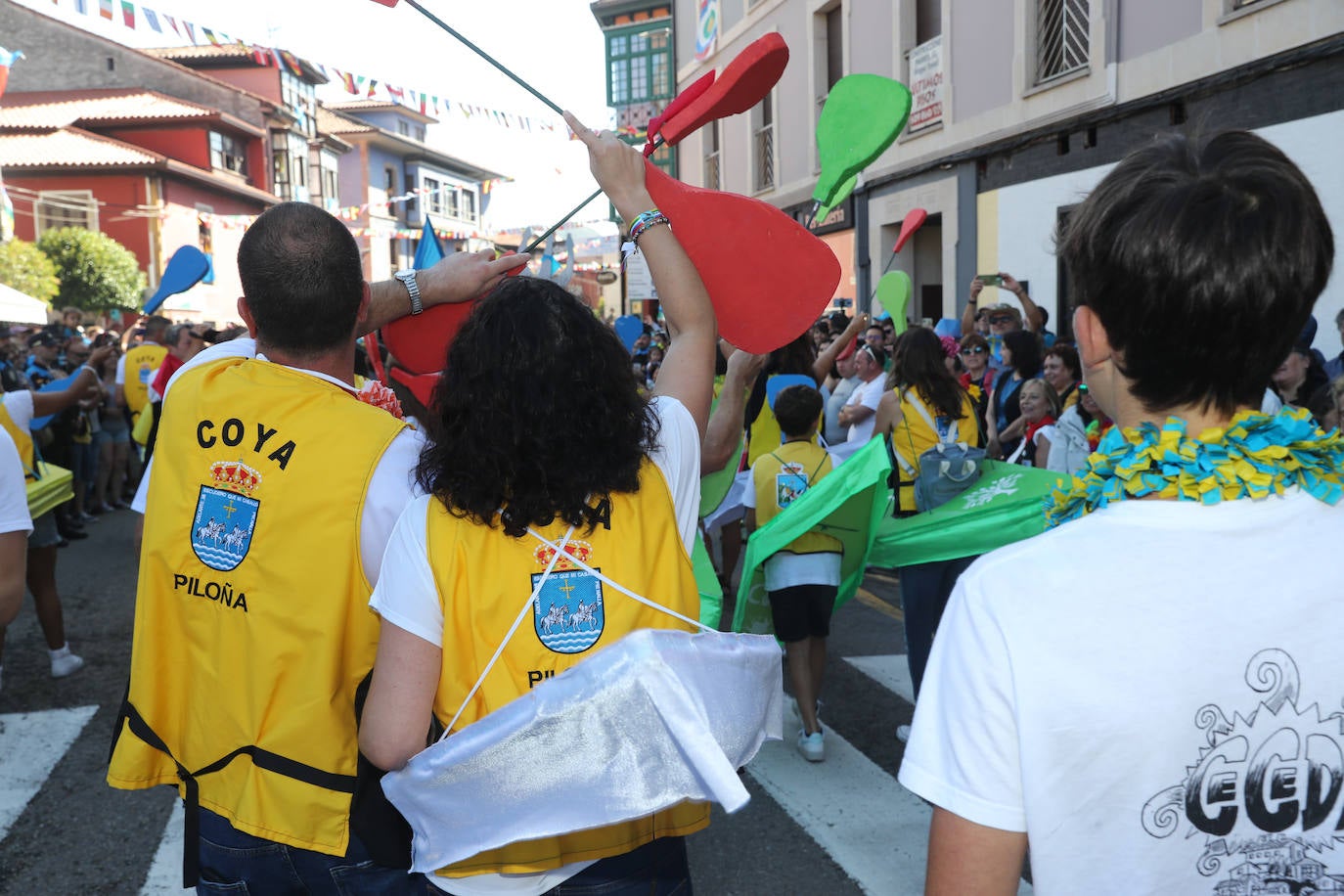 La folixa rebosa por las calles de Arriondas