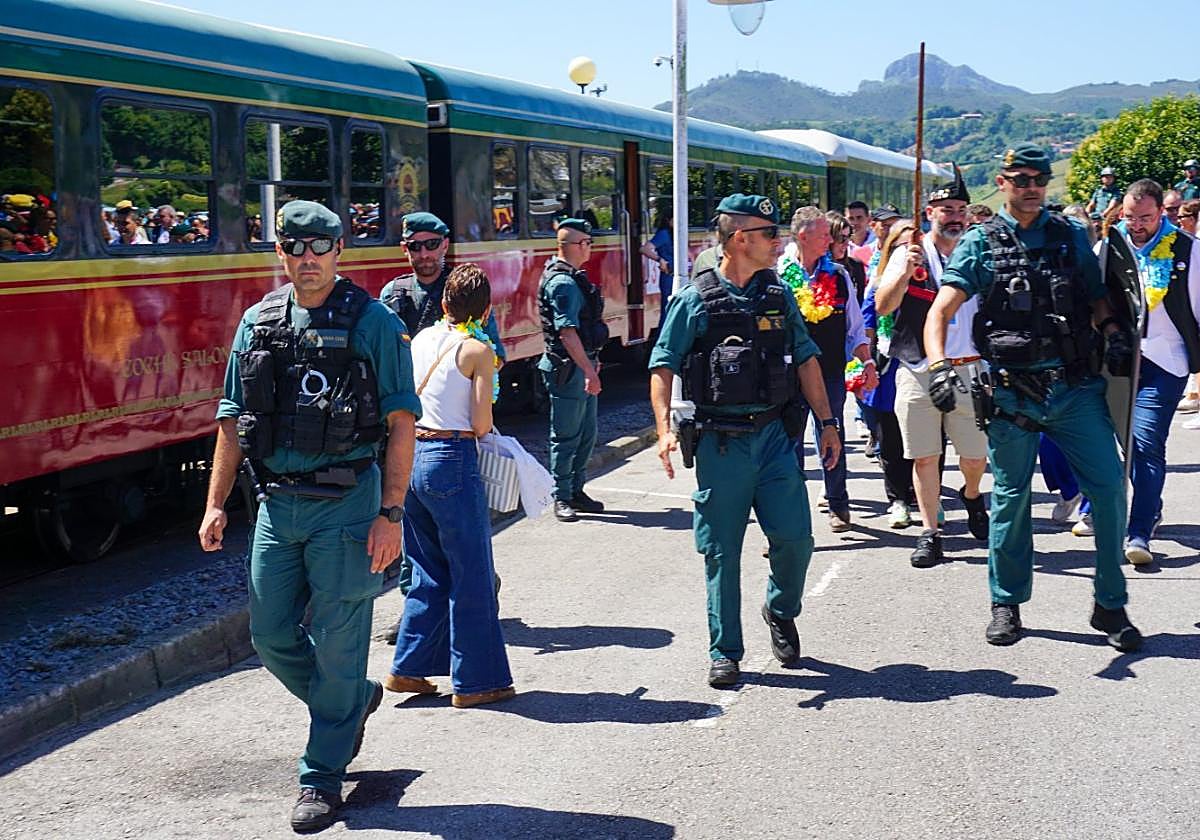 Efectivos de la Usecic «encapsulan» a las autoridades una vez que se bajan del tren fluvial en Ribadesella para conducirles hasta la meta.