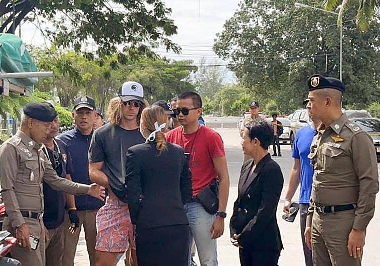 Daniel Sancho, con gorra blana, escoltado por agentes de policía tailandeses durante una recreación del crimen en la isla de Koh Phangan, al sur de Tailandia.