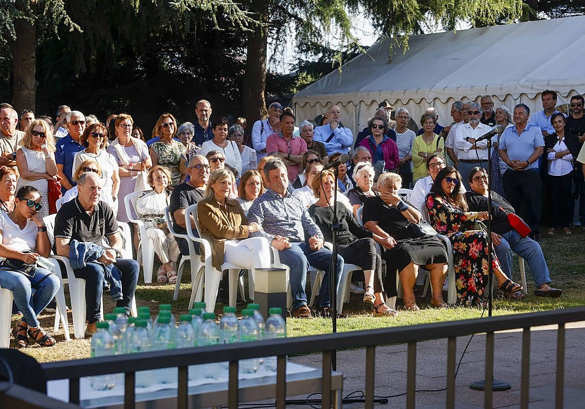 Familia y amigos de Ramos llenaron el jardín del tanatorio de El Lauredal.