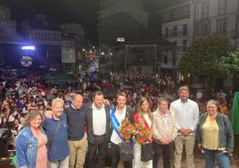 Rafael Selgas y Marta Gayo, entre las autoridades, durante la fiesta en Luarca.