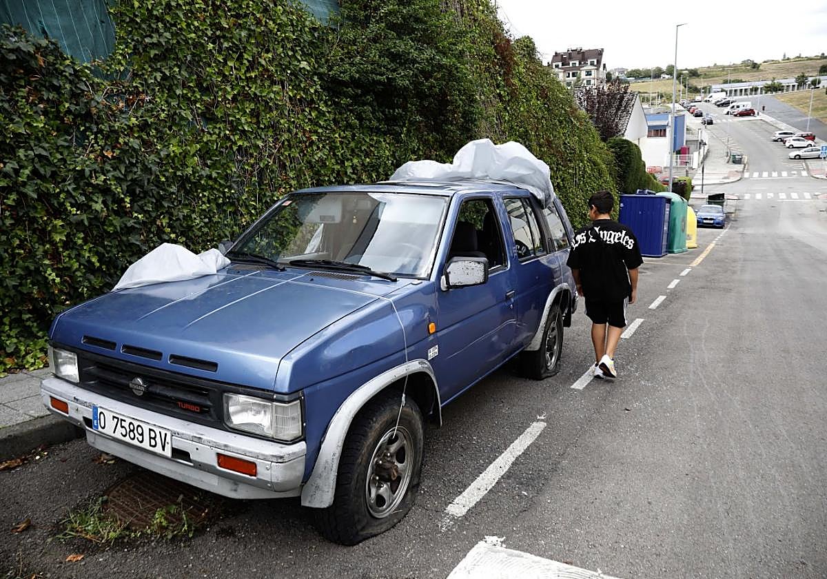 Uno de los coches violentados el pasado jueves en El Bosquín.