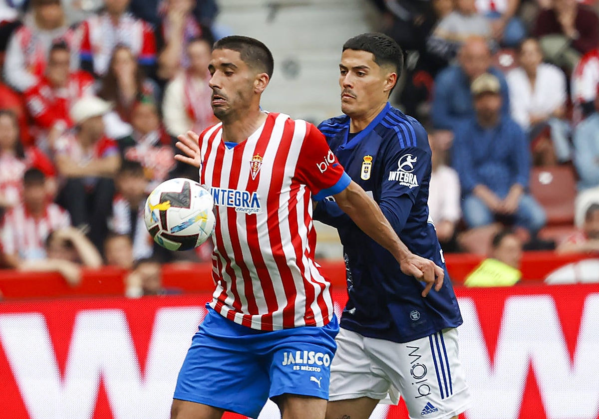 Cote trata de controlar el balón ante la presión de Hugo Rama.