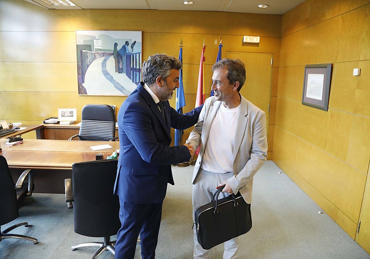 El hoy consejero de Fomento, Alejandro Calvo, haciendo entrega de una simbólica cartera al consejero de Convocatoria por Asturias, Ovidio Zapico.