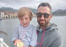 Walter Bouzán, ayer en Ribadesella con su hijo Nacho, que muestra el oro en el Sella en K-1.