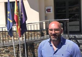 Francisco López, frente al Ayuntamiento de Santa Eulalia de Oscos.
