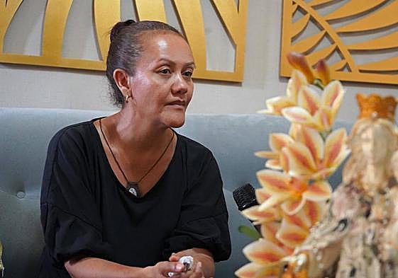 Darlin Arrieta, hermana del cirujano plástico colombiano Edwin Arrieta, asesinado en Tailandia, habla durante una entrevista con la agencia Efe.