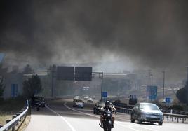 La impresionante columna de humo por un incendio en un poblado de Llanera