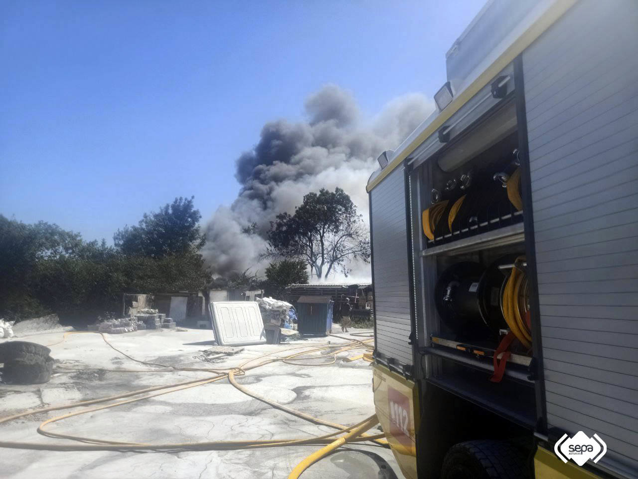 La impresionante columna de humo por un incendio en un poblado de Llanera