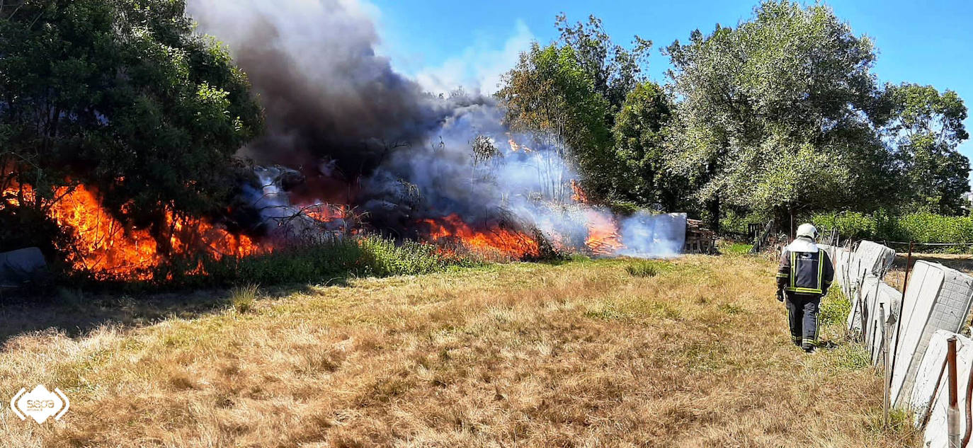 La impresionante columna de humo por un incendio en un poblado de Llanera