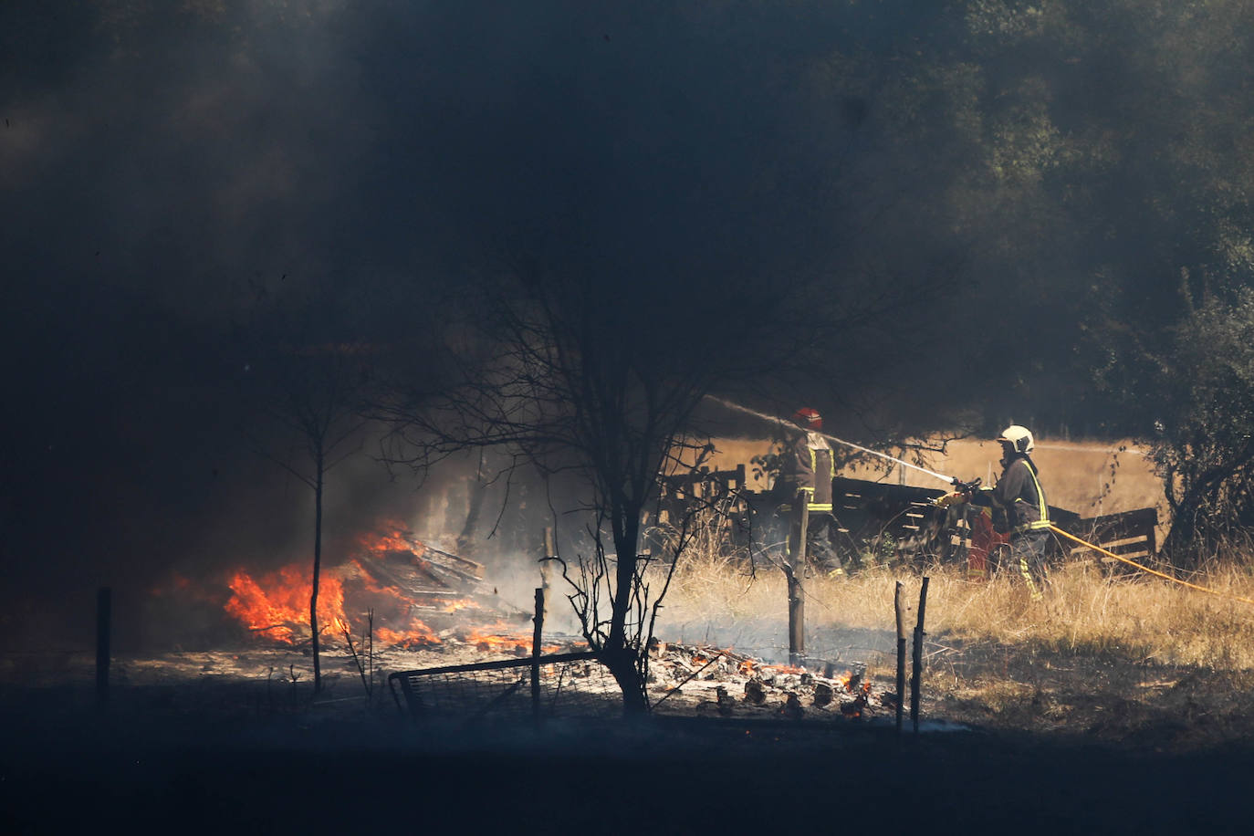 La impresionante columna de humo por un incendio en un poblado de Llanera