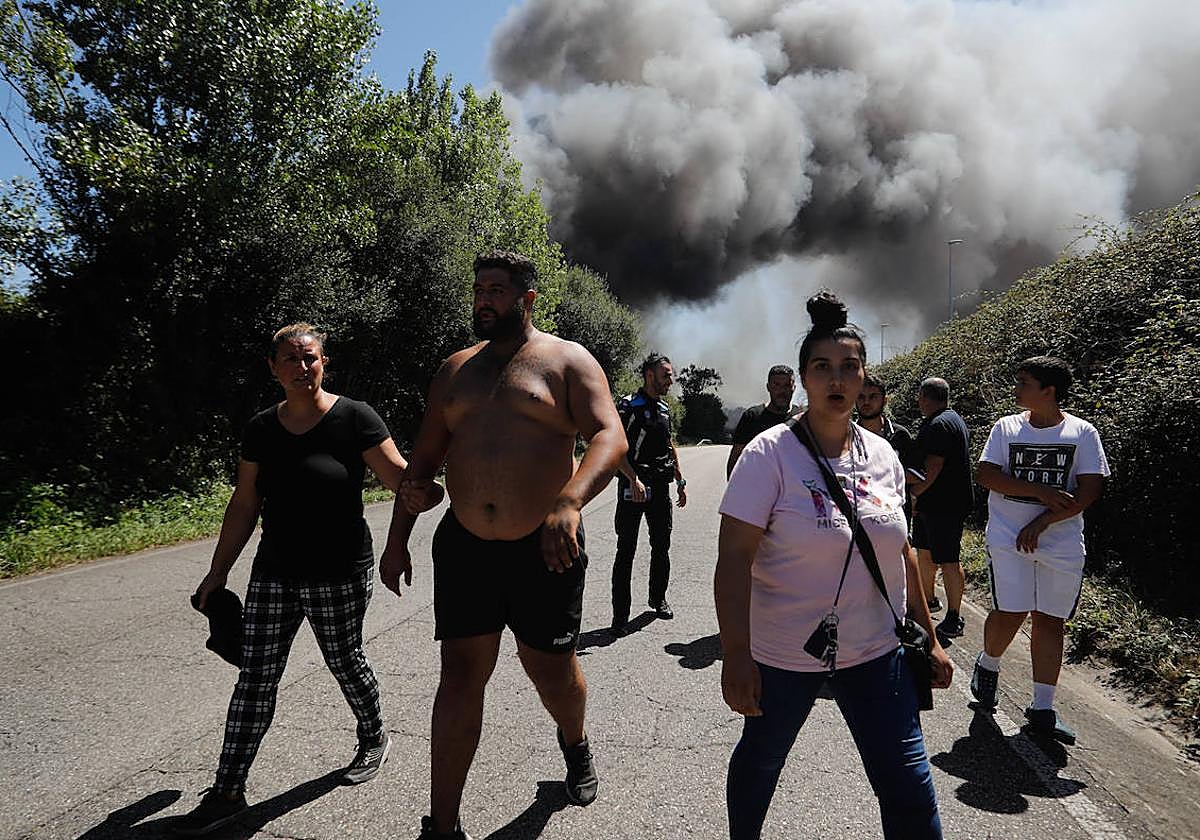 Alerta por un incendio que obliga a desalojar a los vecinos de un poblado en Llanera