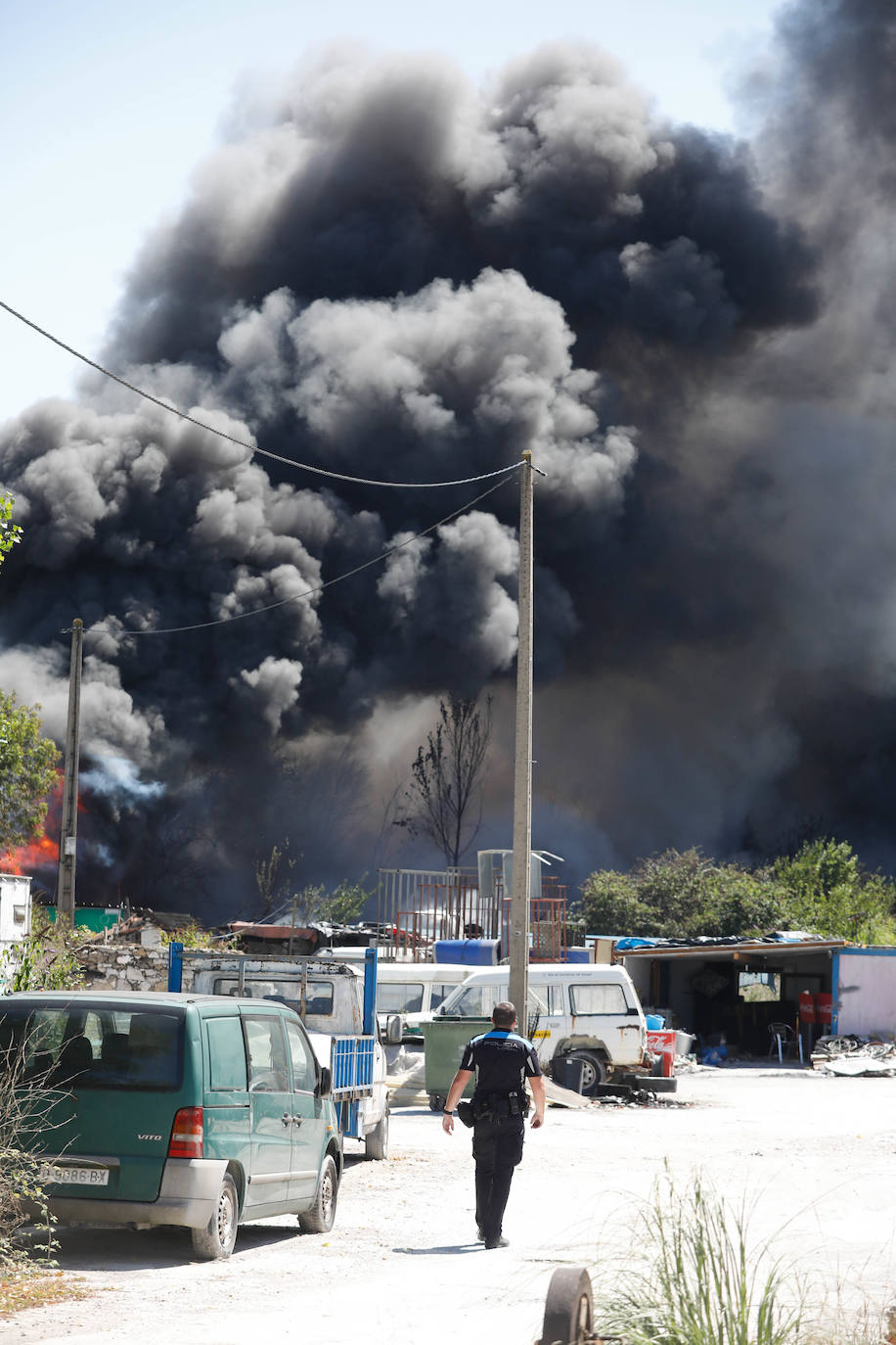 La impresionante columna de humo por un incendio en un poblado de Llanera